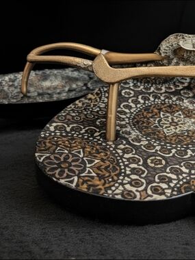 OP Ocean Pacific Metallic Gold-Strap Flip-flops with Ornate Footbed Size 9-10